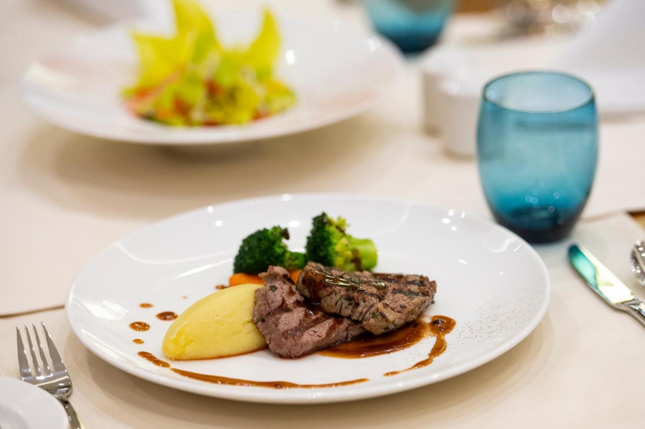 Barcelo Al Jaddaf, Dubai Hotel Kültér fotó A plate of food